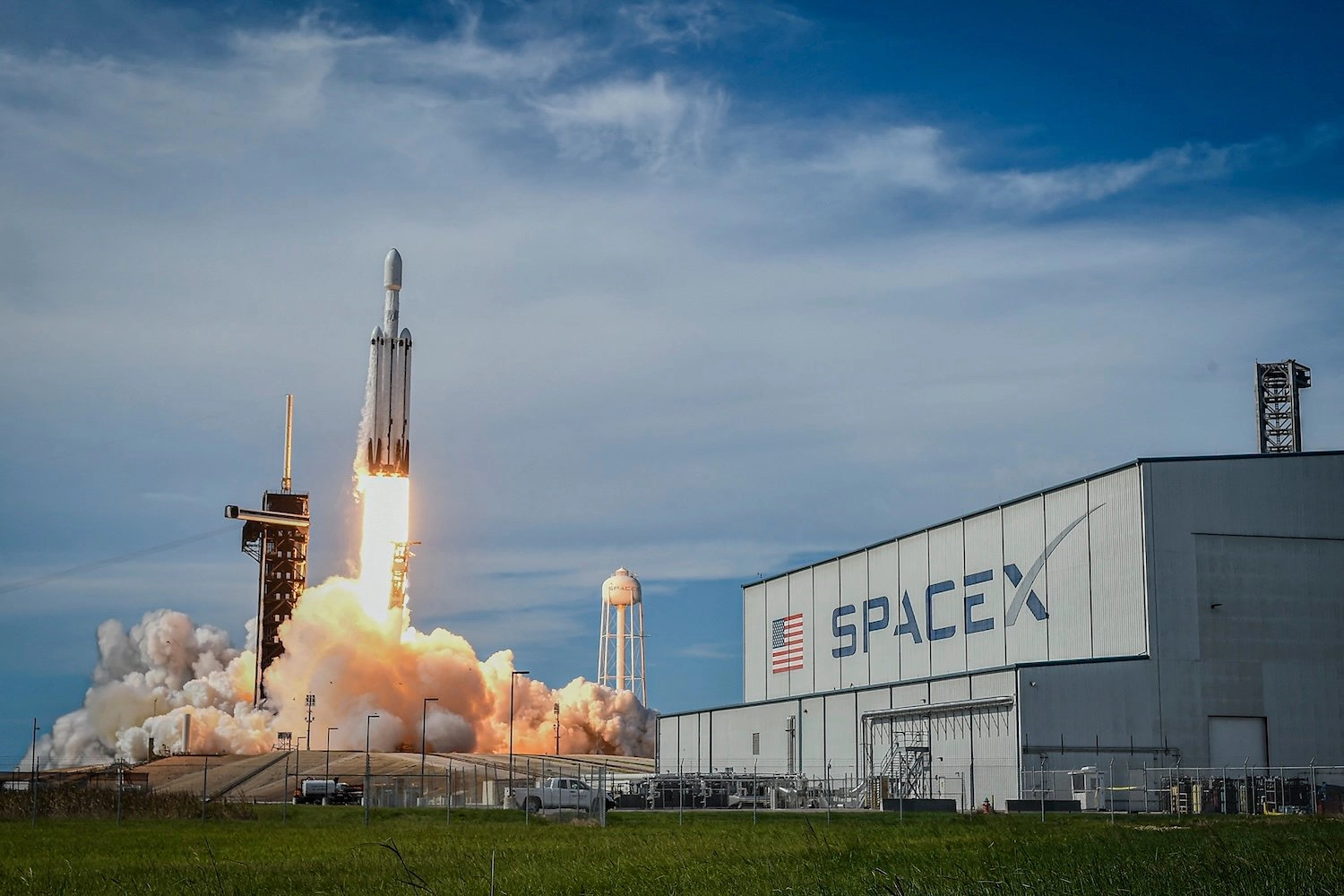 SpaceX: Đứa con không gian của Elon Musk tránh được những rắc rối của ông