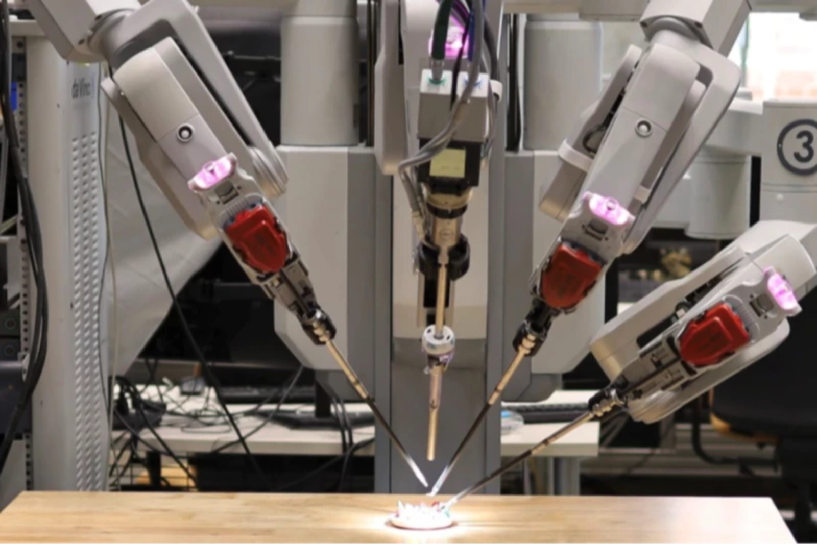 Robot Phẫu Thuật Tự Động Cắt Bỏ Nội Tạng: Tỷ Lệ Thành Công 100% Gây Chấn Động Y Học!