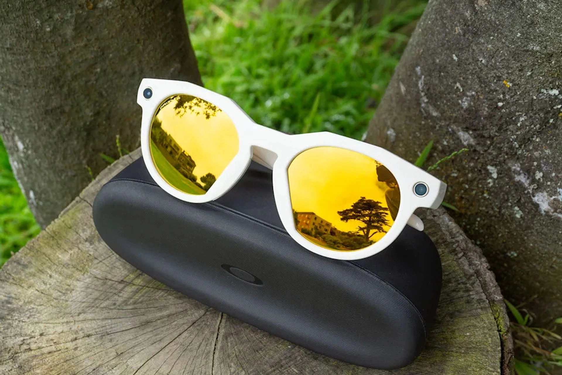 Đánh Giá Kính Oakley Meta: Công Thức Quen Thuộc Với Một Số Nâng Cấp