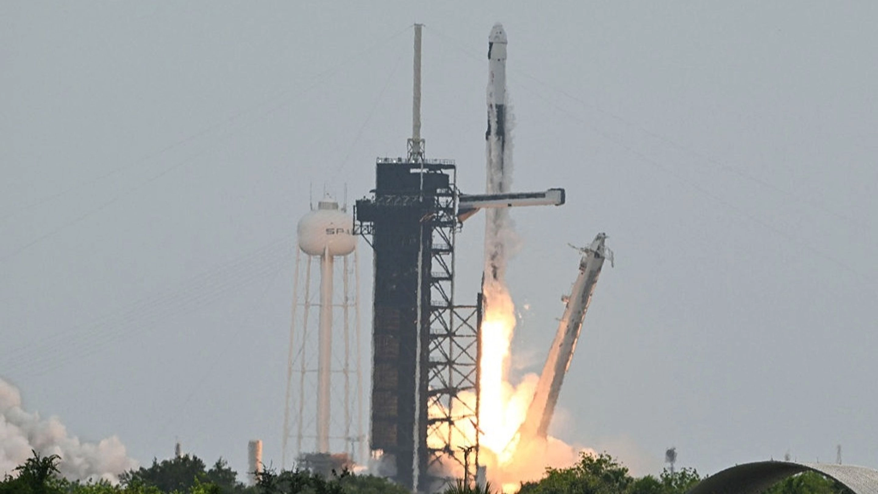 Tại Sao SpaceX Cố Ý Mang Vi Khuẩn Gây Tiêu Chảy Và Sốt Lên Trạm Vũ Trụ Quốc Tế
