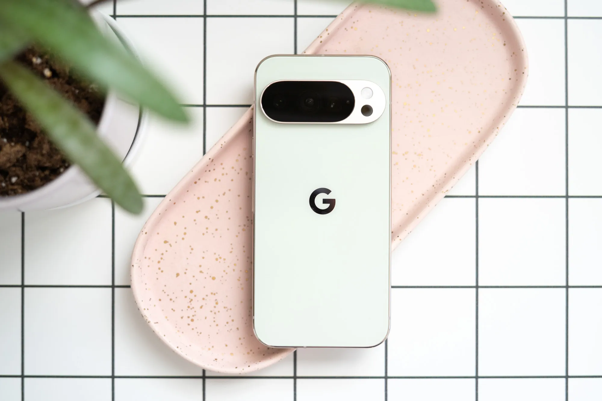 Google Pixel 10 Pro Review: Smartphone AI-First, sạc Qi2 và nâng cấp đáng giá