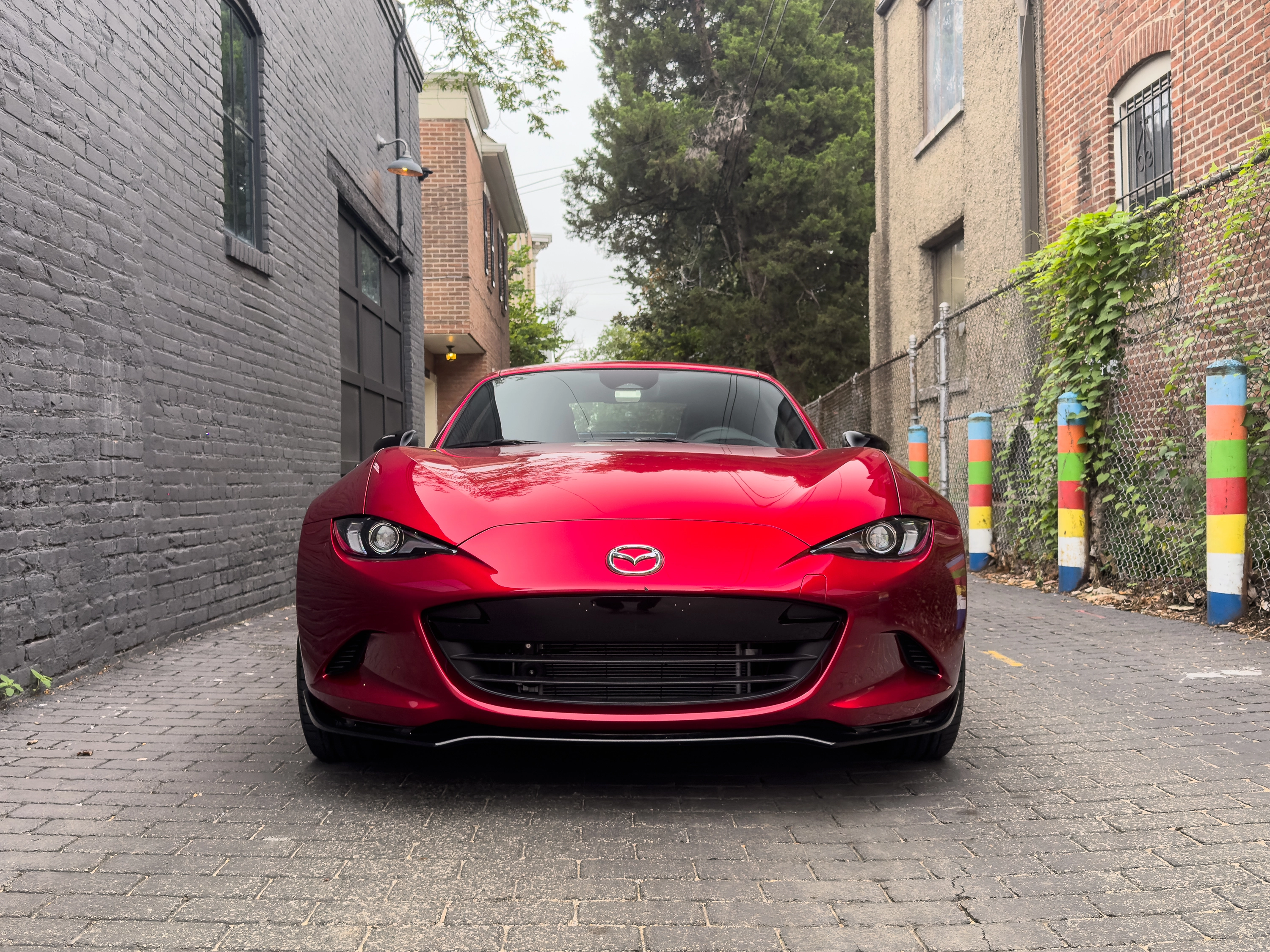 Mazda MX-5 Miata 2025: Mui Cứng RF Có Đáng Thêm Gần 3.000 Đô La?