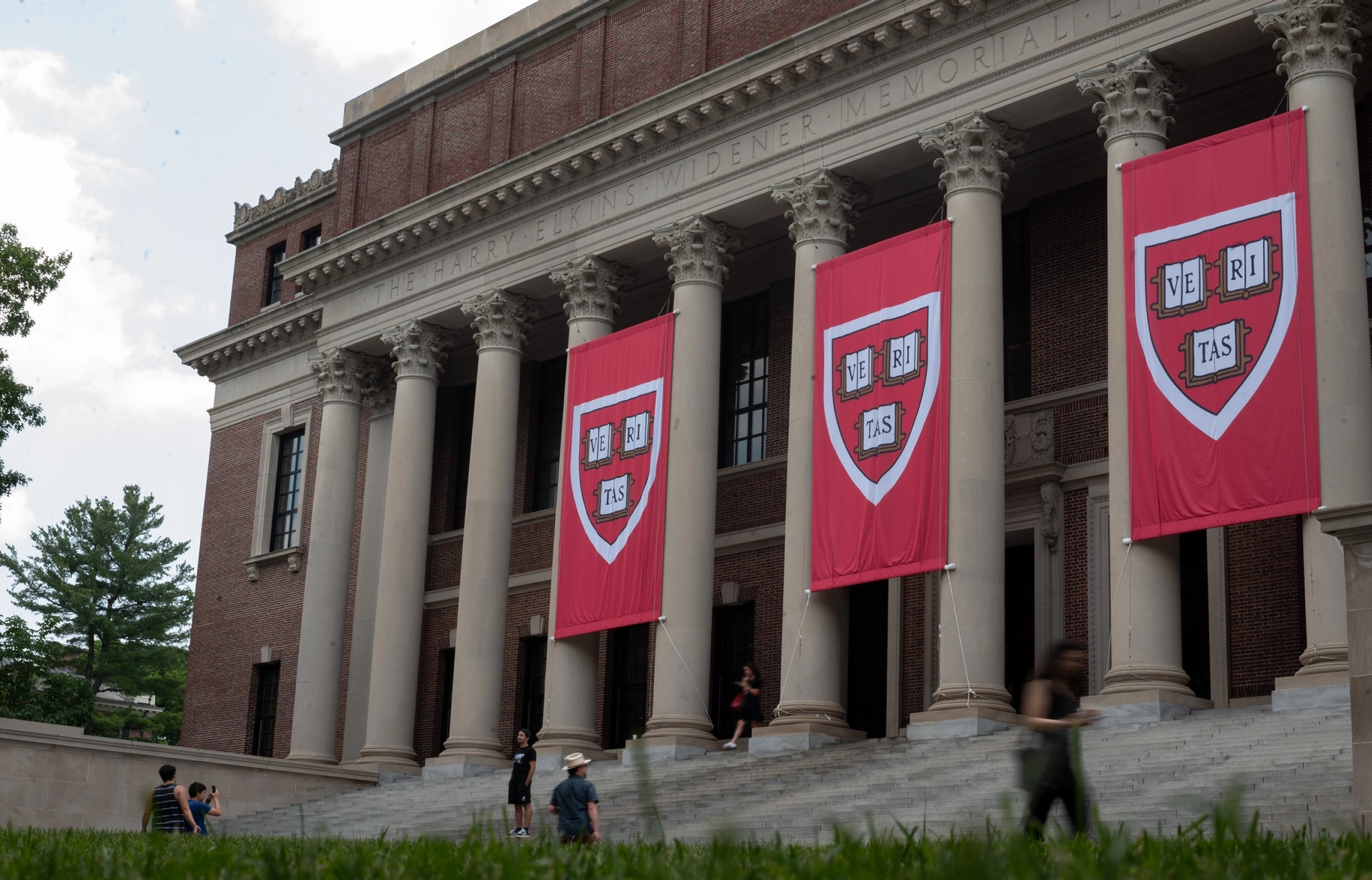 Harvard Hạ Gục Chính Quyền Trump: Tòa Liên Bang Ra Lệnh Khôi Phục 2,6 Tỷ Đô La