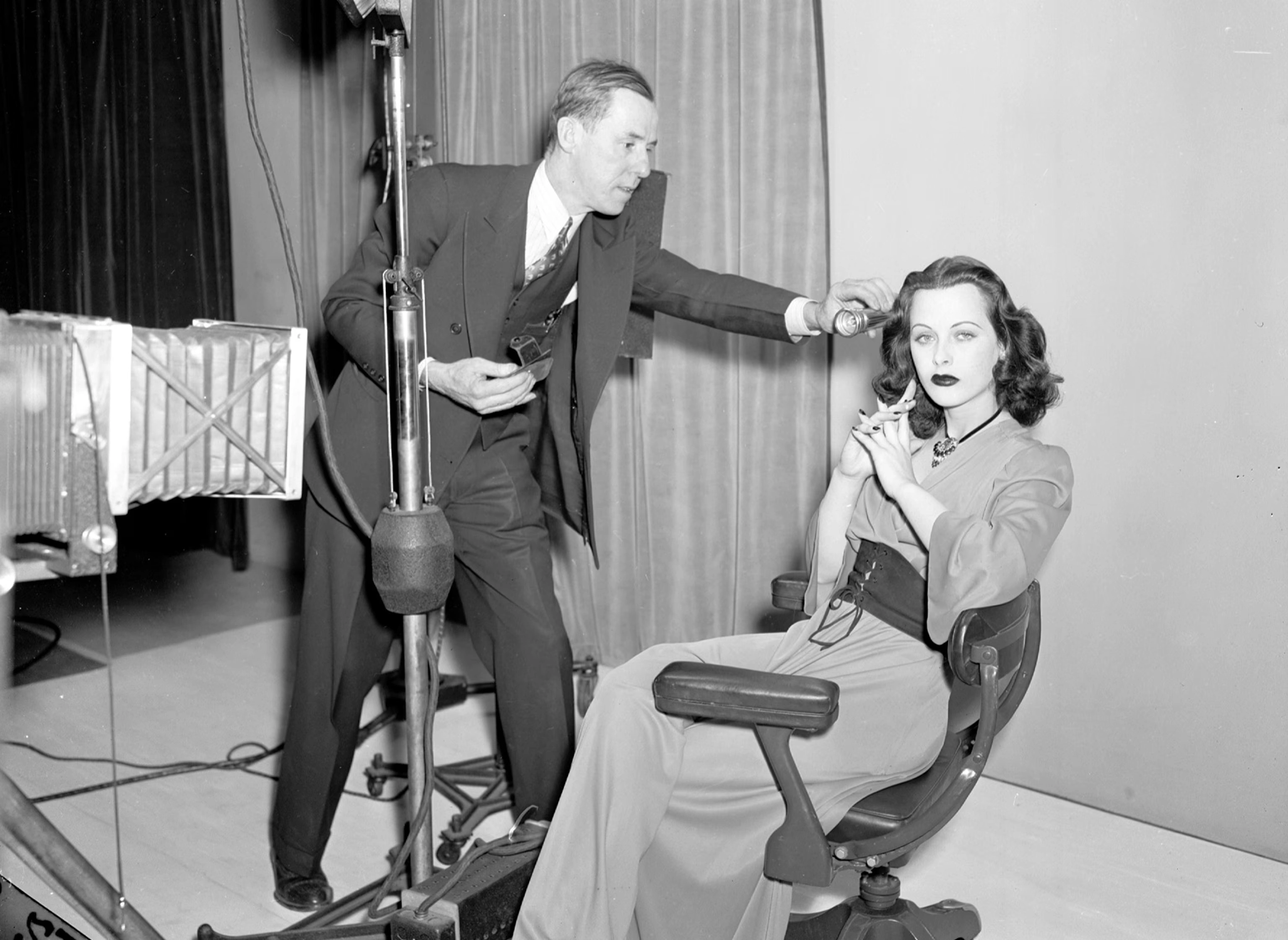 Hedy Lamarr Là Ai? Ngôi Sao Hollywood Đã Giúp Phát Minh Ra Wi-Fi