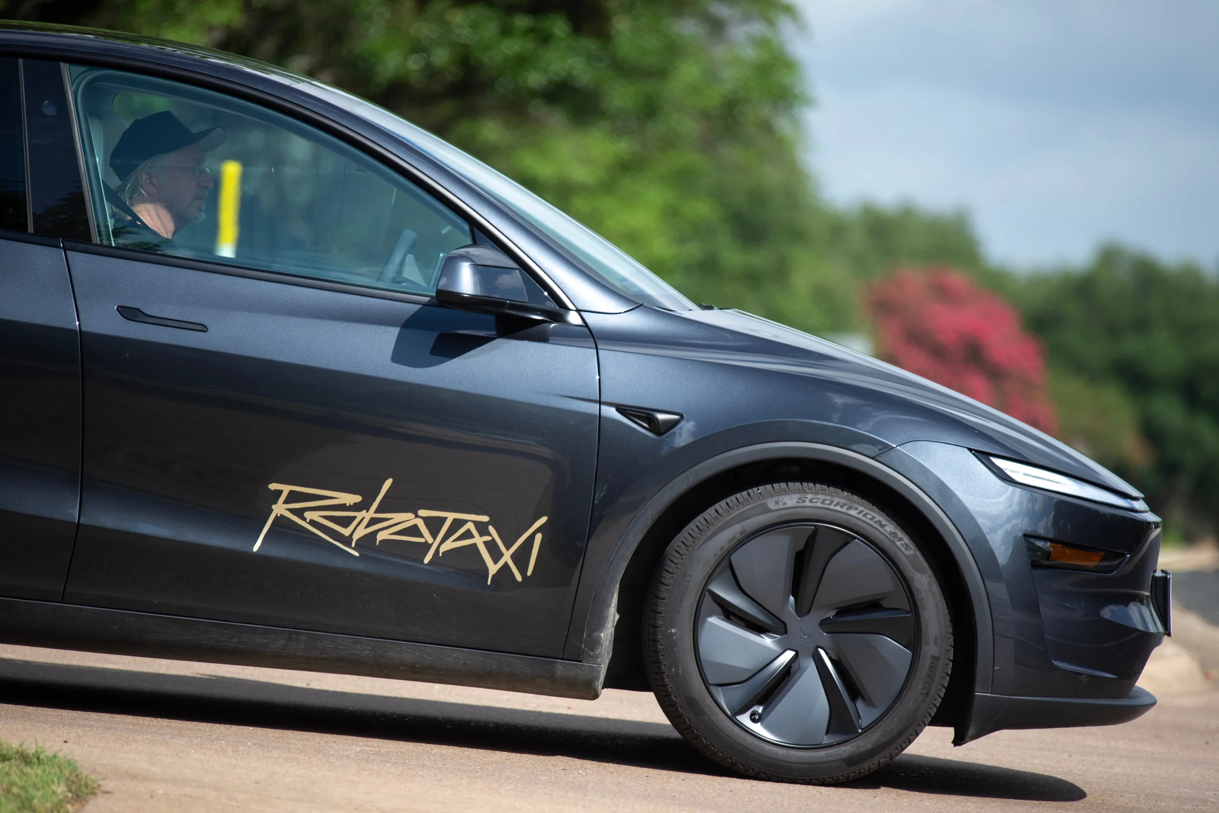 Tesla Giờ Phải Để "Người Bảo Mẫu" Ngồi Ghế Lái Robotaxi - Tương Lai Không Như Mơ!