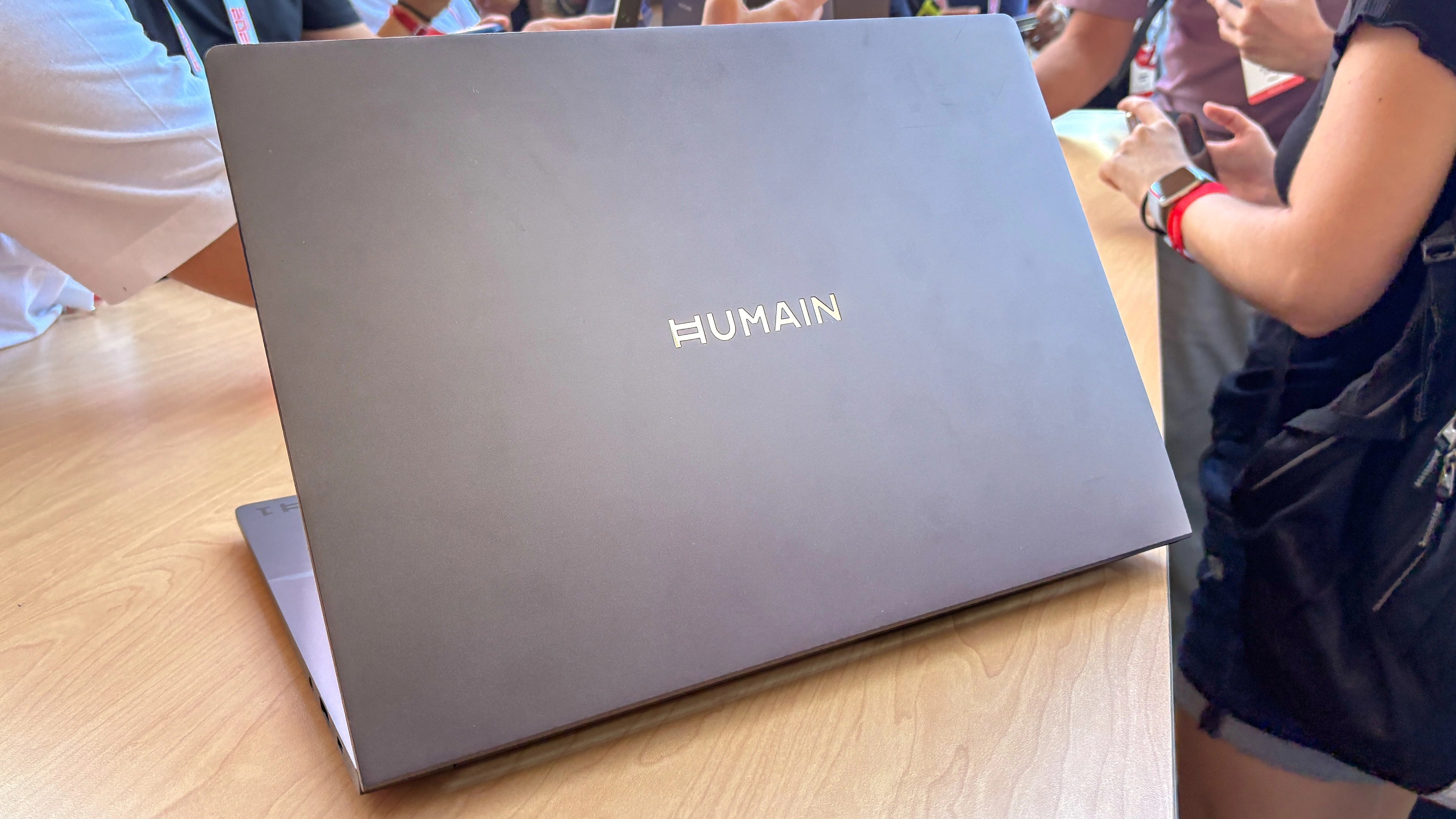 Ra Mắt Laptop AI Humain Horizon Pro Với Hệ Điều Hành Riêng Tại Snapdragon Summit 2025