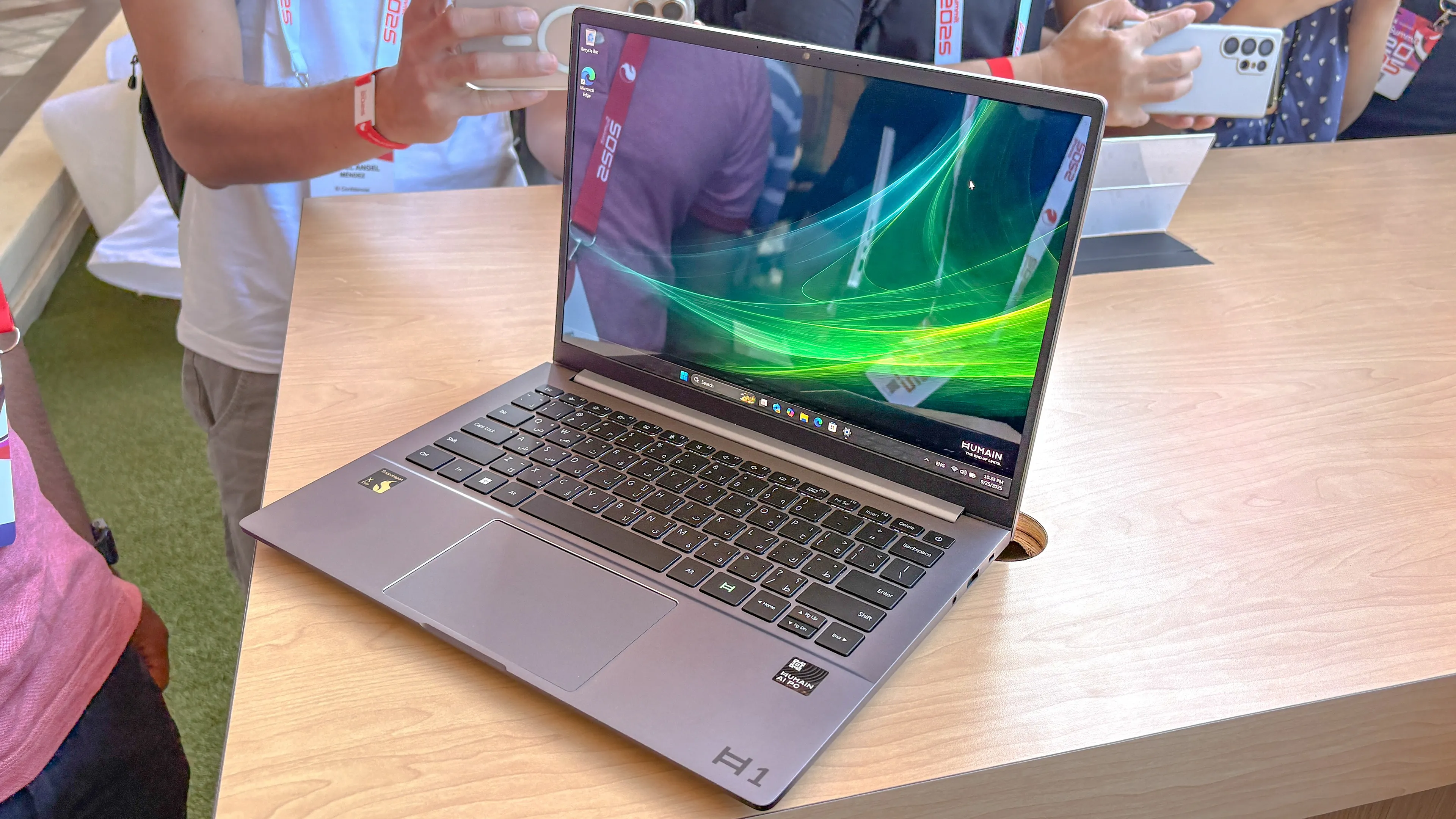 Laptop Humain Horizon Pro trên bàn