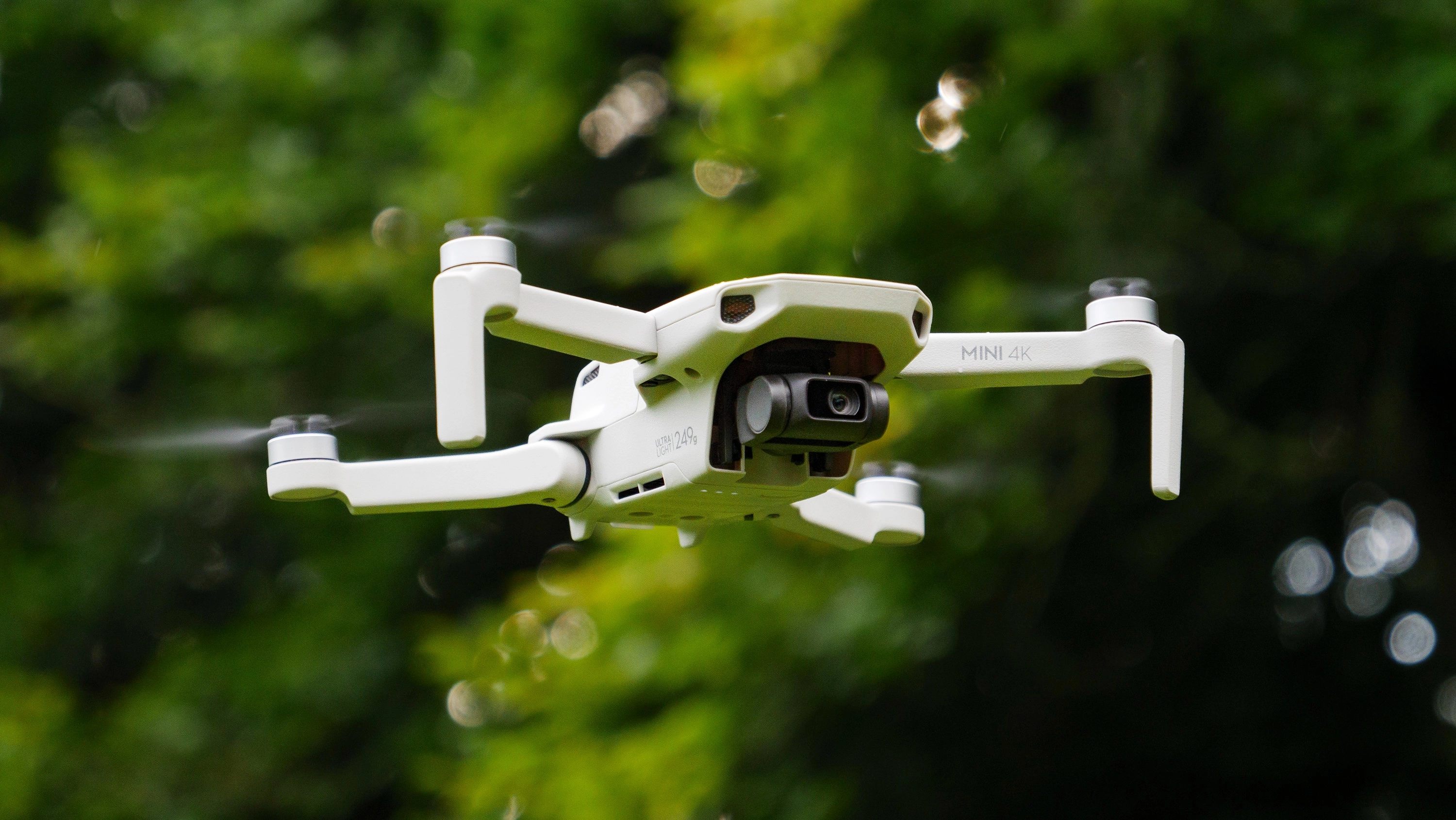 DJI Mini 5 Pro Và Cuộc Khủng Hoảng Pháp Lý: Khi Drone "Mini" Không Còn Mini
