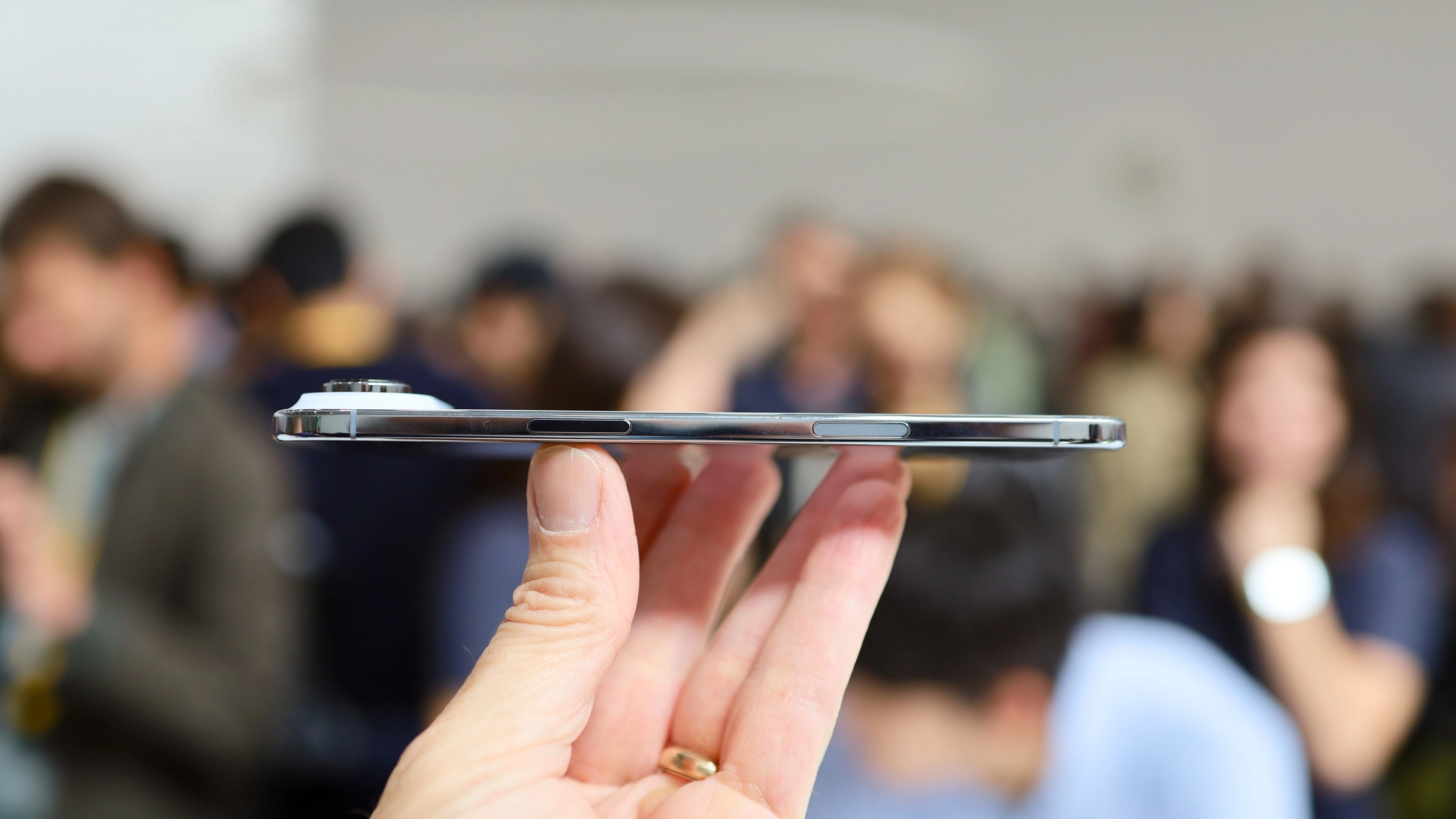 iPhone Air Đang Bị "Ném Đá" Trên Mạng Xã Hội, Nhưng Họ Đã Bỏ Lỡ Điểm Quan Trọng Về Điện Thoại Mỏng