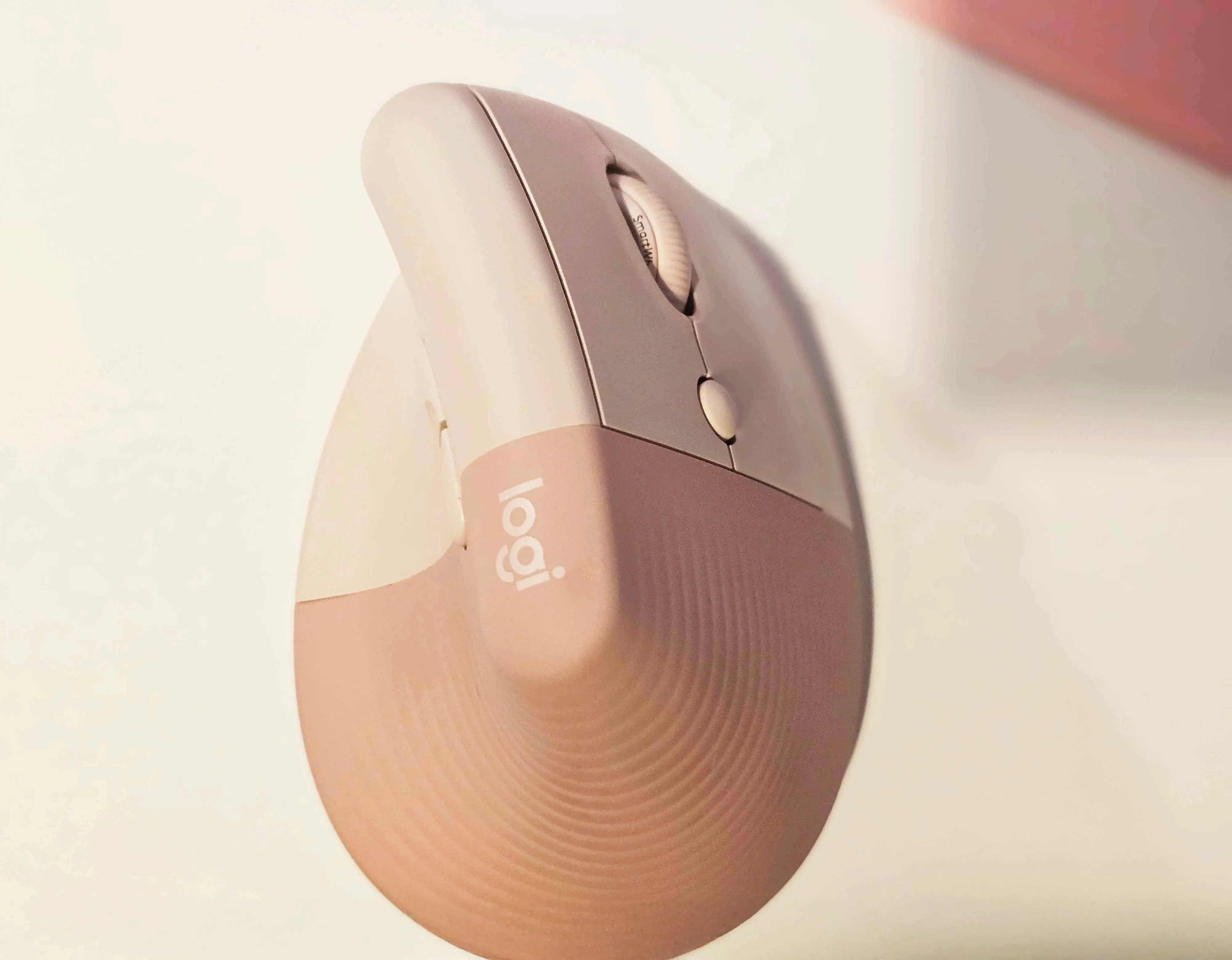 Logitech Lift Vertical - Giải Pháp Bất Ngờ Cho Hội Chứng Đau Cổ Tay Dân Văn Phòng