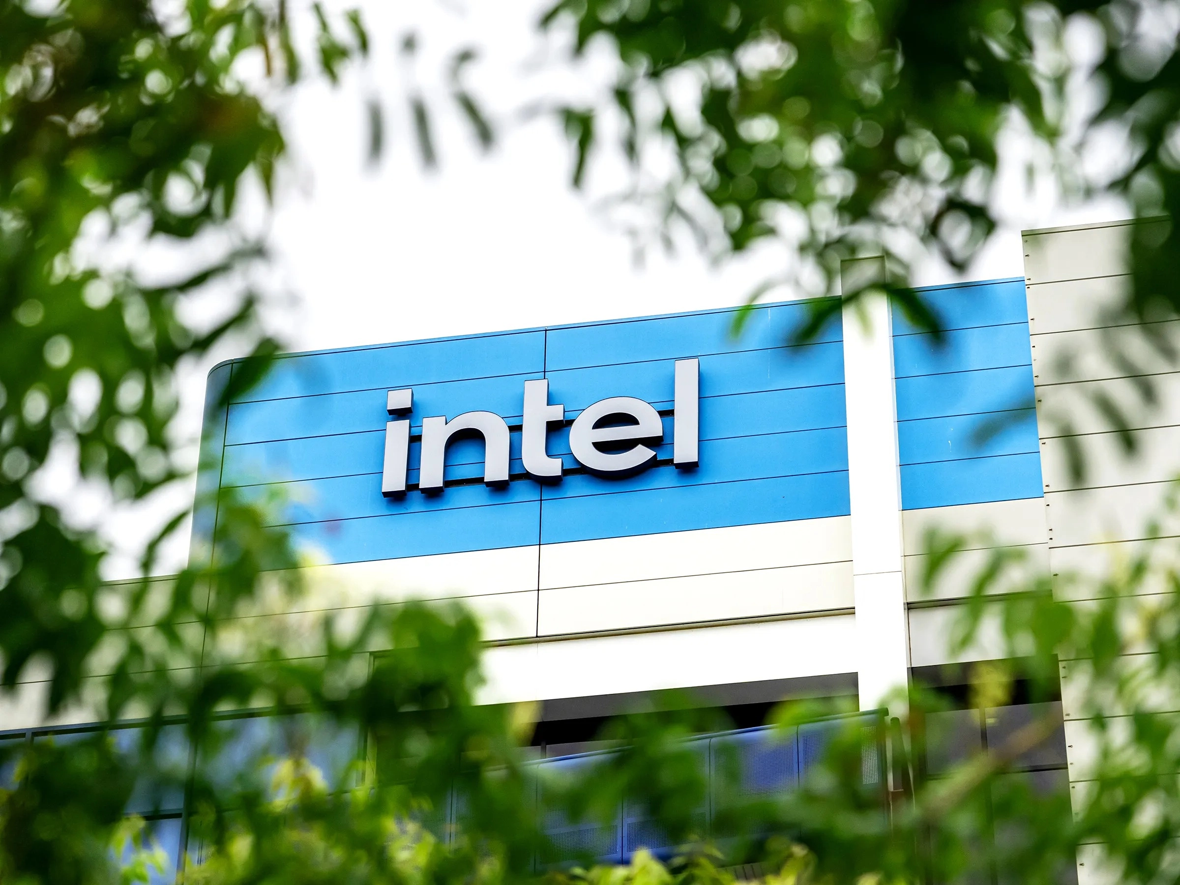 Intel Hồi Sinh Mạnh Mẽ Sau Khoản Đầu Tư Của Trump
