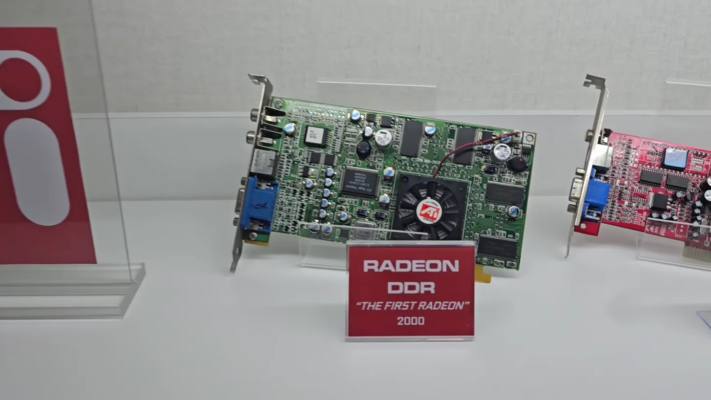 Card đồ họa ATI Radeon DDR được trưng bày với nhãn ghi RADEON DDR 'GPU Radeon Đầu Tiên' 2000.