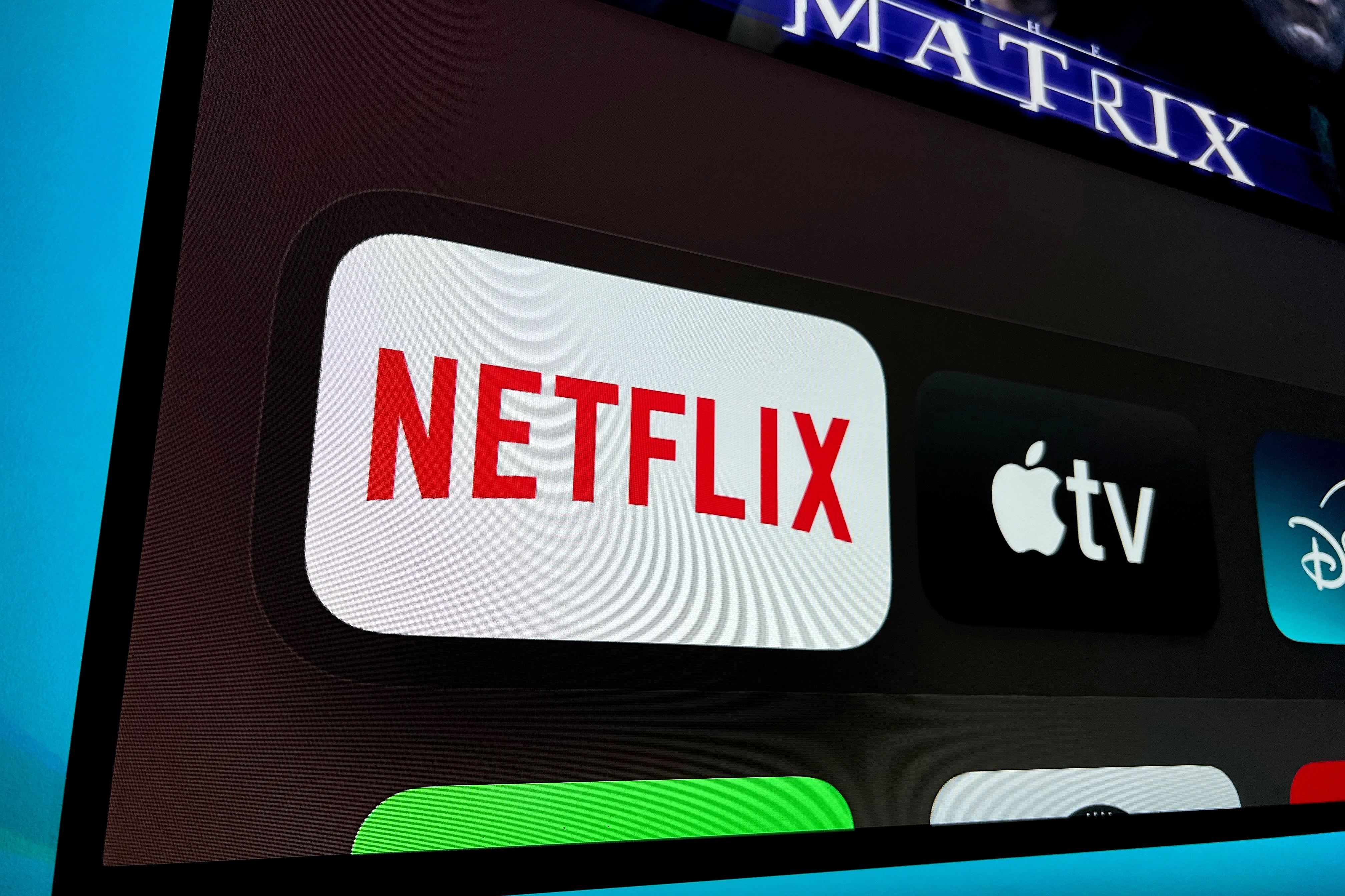 Chiến Lược AI Của Netflix: Công Cụ Hỗ Trợ Hay Thay Thế Con Người?