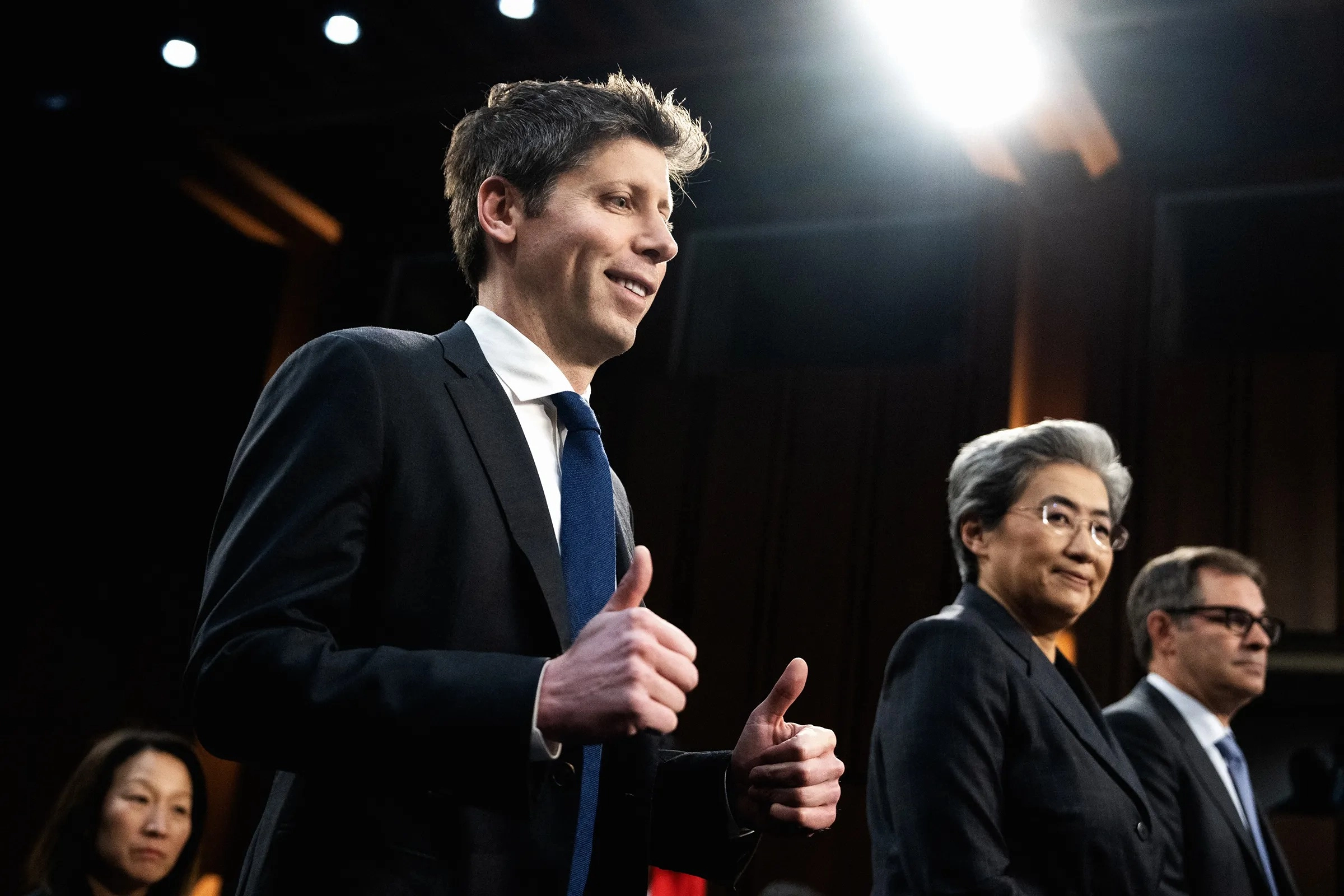 Thỏa Thuận “Bom Tấn” Của OpenAI Với AMD Là Một Canh Bạc Vào Nhu Cầu AI