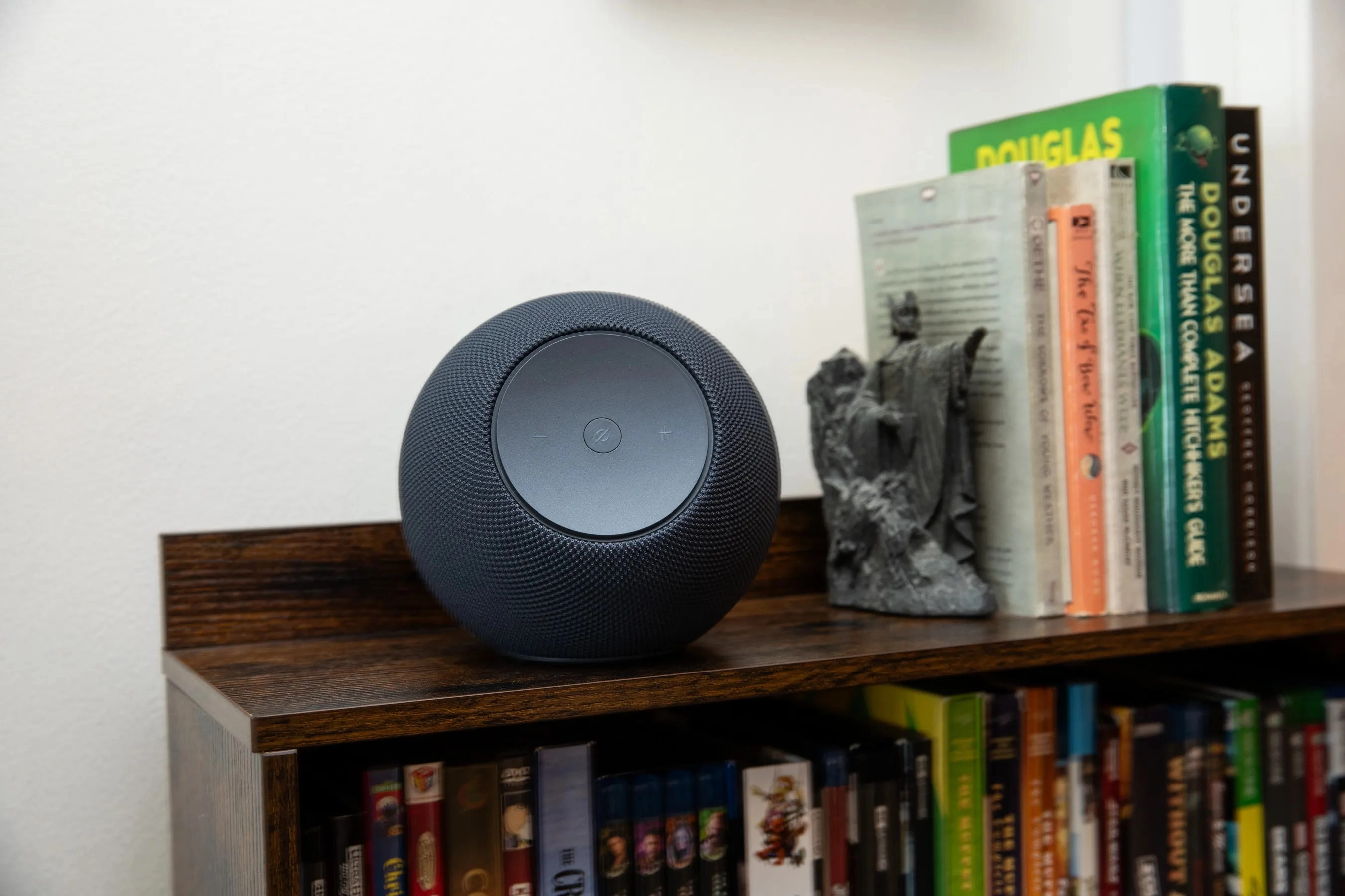 Echo Studio Thế Hệ Mới: Thiết Kế Cầu Vũ Trụ, Âm Thanh Vượt Trội HomePod