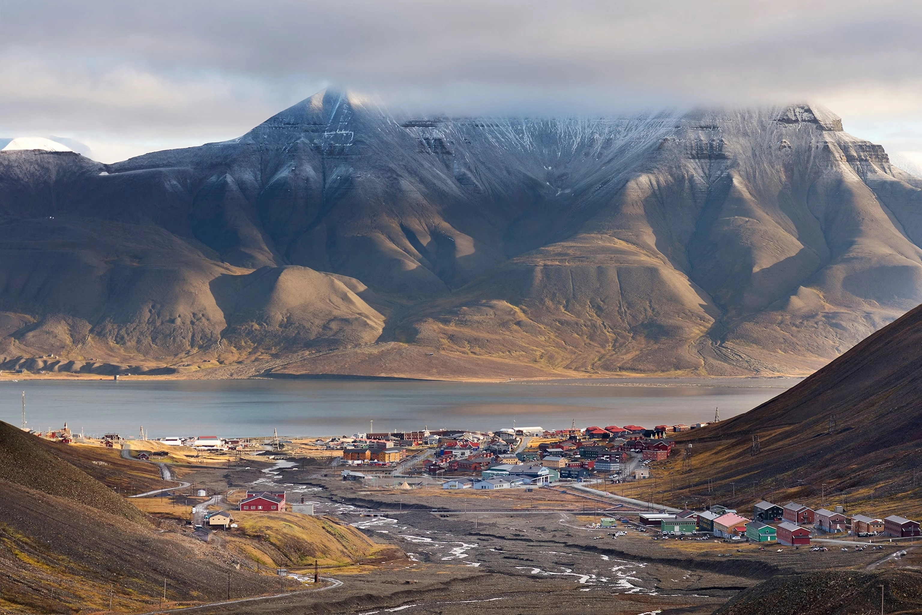 Câu Chuyện Hai Thành Phố Ở Hai Đầu Trái Đất: Longyearbyen Vs. Ushuaia
